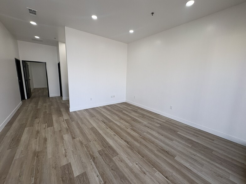 12612-12630 Raymer St, North Hollywood, CA for lease - Building Photo - Image 2 of 8