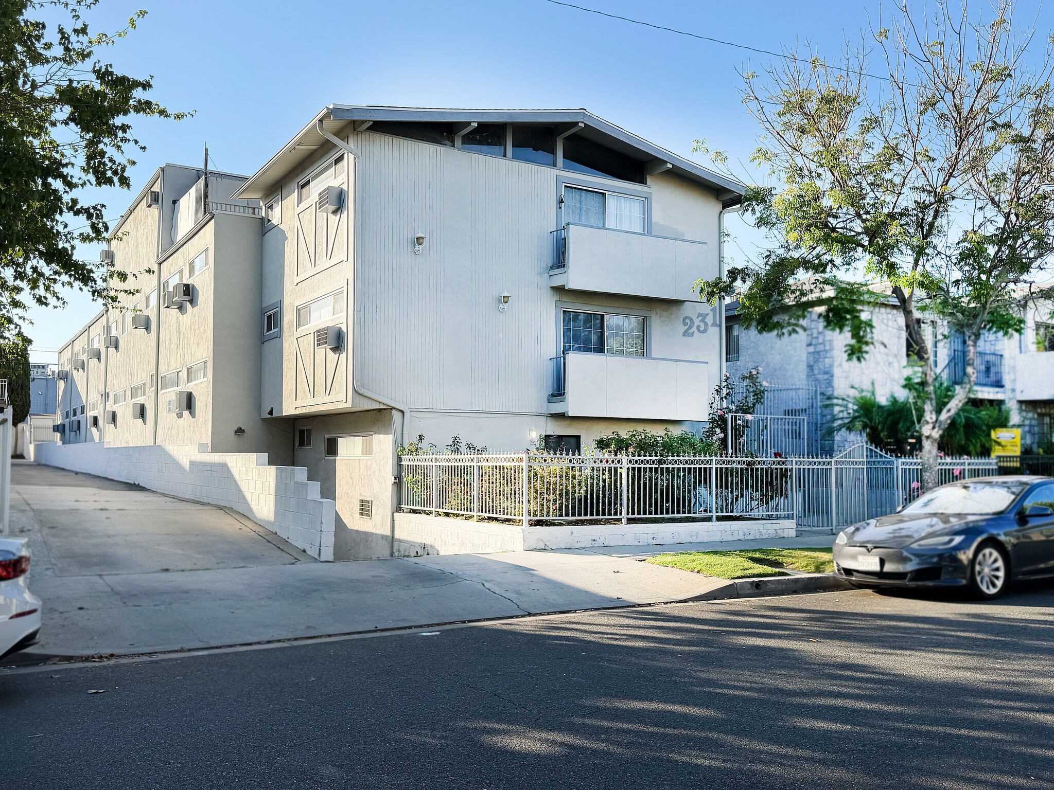 231 W Tujunga Ave, Burbank, CA à vendre Photo du bâtiment- Image 1 de 6