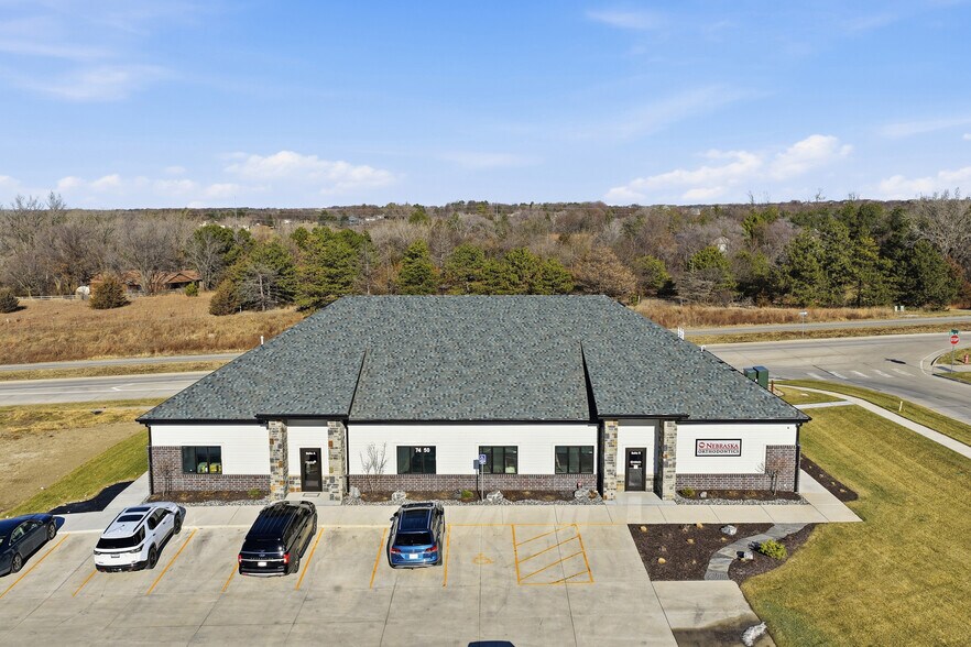 7450 Suncrest Dr, Lincoln, NE à louer - Photo du bâtiment - Image 3 de 5