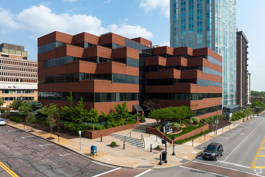 100 S Brentwood Blvd, Clayton, MO for lease - Building Photo - Image 1 of 7