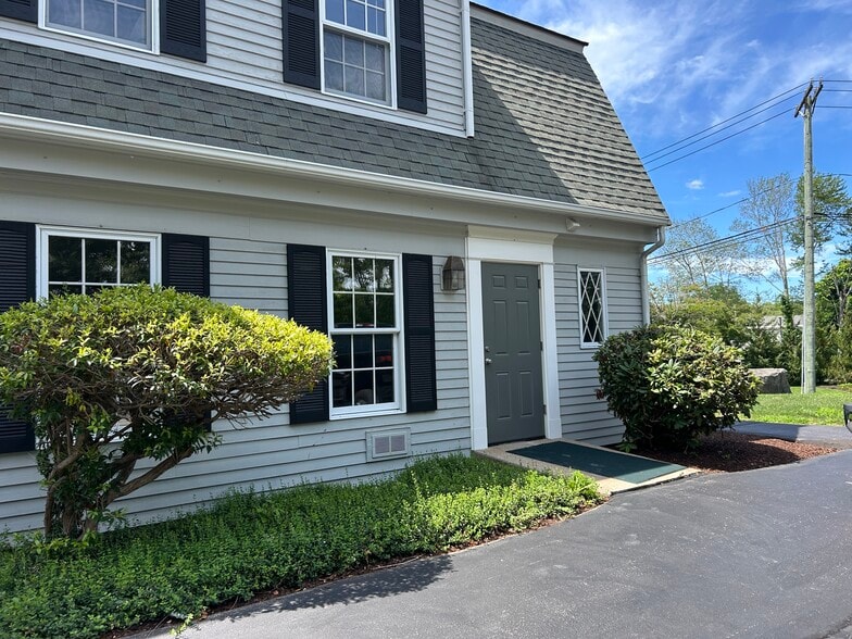 2-6 Samson Rock Dr, Madison, CT for lease - Building Photo - Image 2 of 7