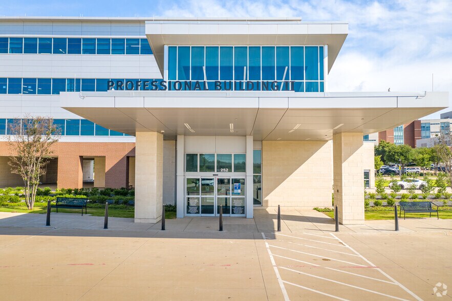 252 Matlock Rd, Mansfield, TX à louer - Photo du bâtiment - Image 3 de 4