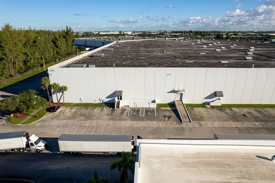 6301 E 10th Ave, Hialeah, FL à louer - Photo du bâtiment - Image 3 de 6
