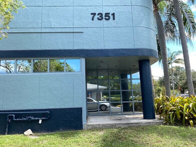 7351 W Oakland Park Blvd, Fort Lauderdale, FL for lease - Building Photo - Image 2 of 34