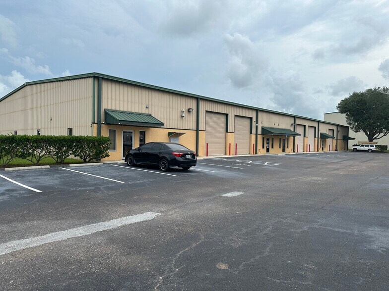 2446 Success Dr, Odessa, FL à louer - Photo du bâtiment - Image 2 de 8