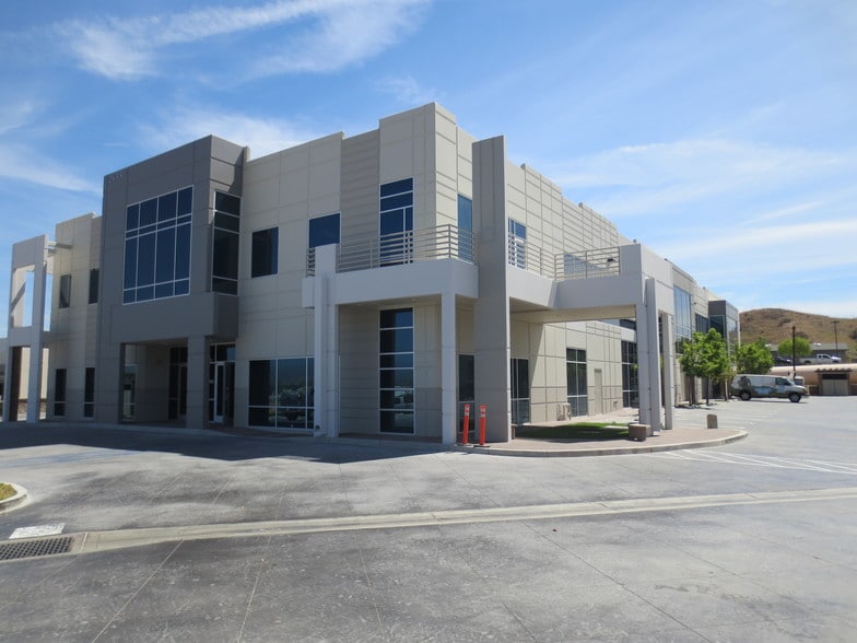 26320 Diamond Pl, Santa Clarita, CA à louer - Photo du bâtiment - Image 2 de 2