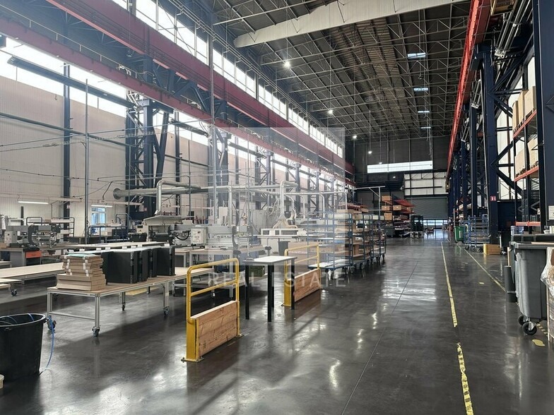 Industrial in Grenoble for lease - Interior Photo - Image 3 of 12