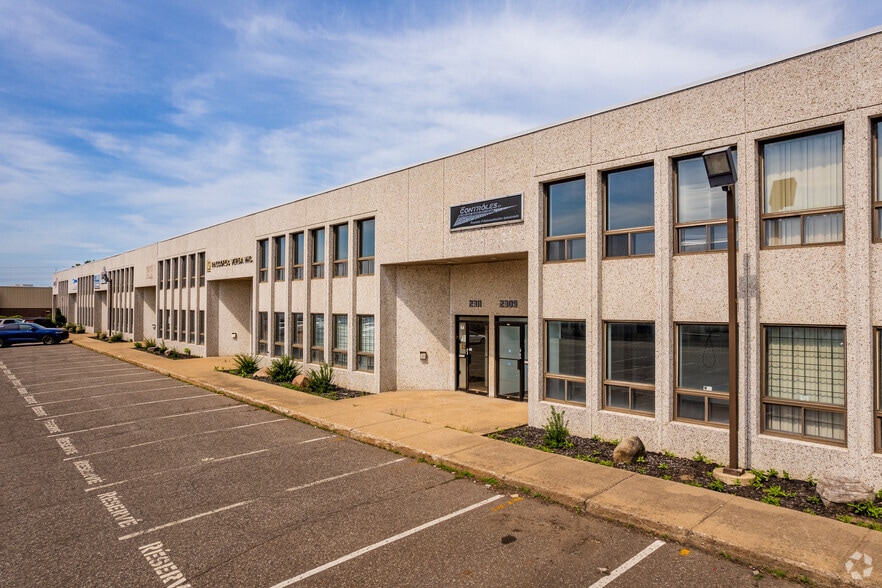 2403-2467 Rue Guénette, Saint-Laurent, QC à louer - Photo du bâtiment - Image 3 de 14