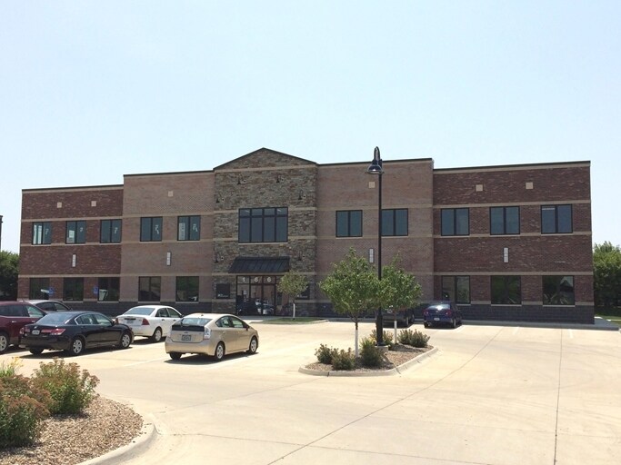 1661 Boyson Square Dr, Hiawatha, IA for lease - Primary Photo - Image 1 of 12