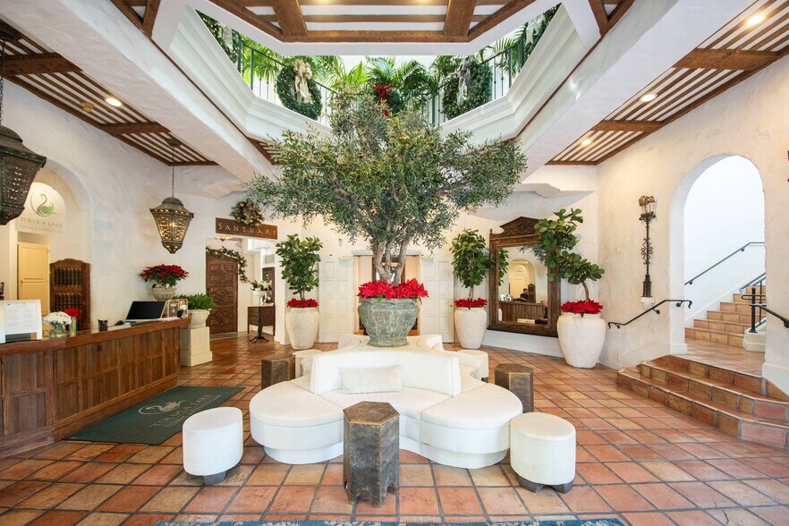 6711 Forest Lawn Dr, Los Angeles, CA à louer - Hall d’entrée - Image 3 de 7