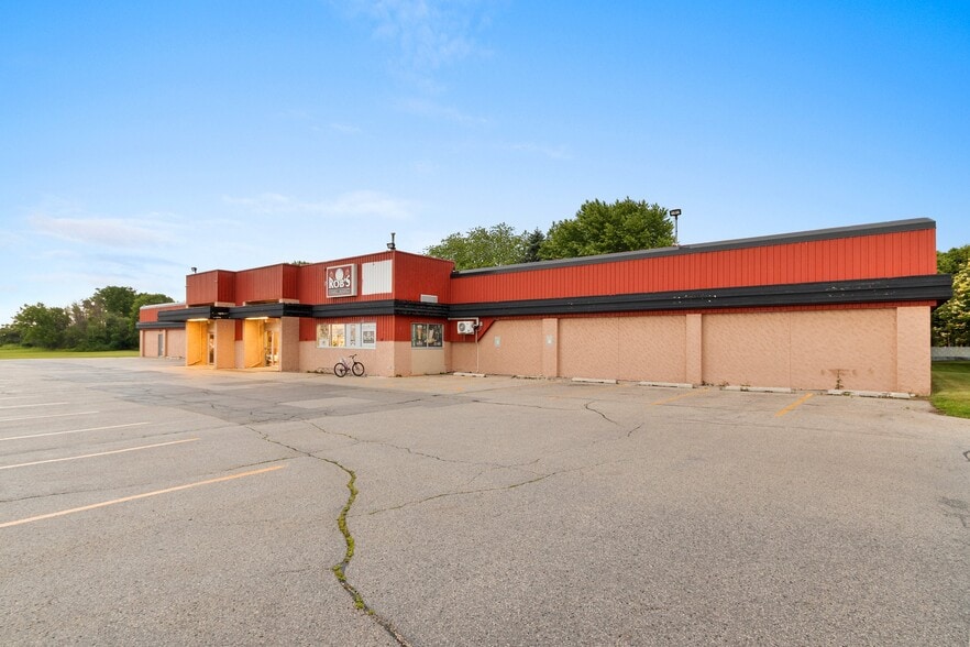 2330 Menasha Ave, Manitowoc, WI à vendre - Photo du bâtiment - Image 2 de 38