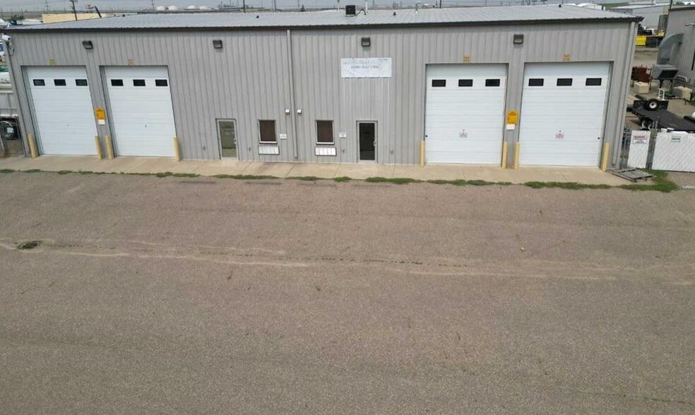 Brier Estates Crescent Yard portfolio of 2 properties for sale on LoopNet.ca - Primary Photo - Image 1 of 3