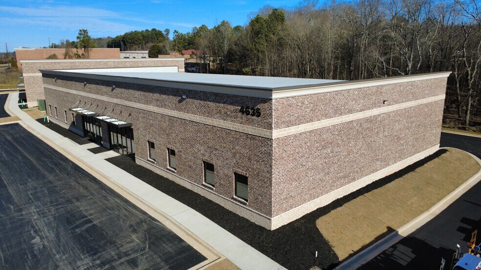 4627 Atlanta Hwy, Flowery Branch, GA à louer - Photo du bâtiment - Image 3 de 4