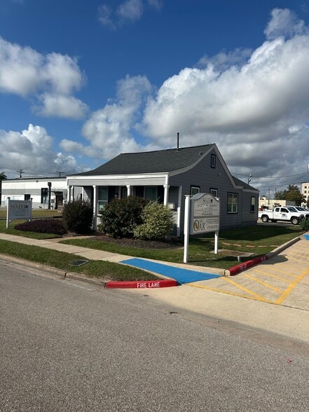 117 E Myrtle St, Angleton, TX for lease - Building Photo - Image 2 of 3