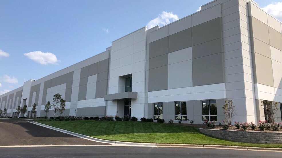 701 Bilter Rd, Aurora, IL à louer - Photo du bâtiment - Image 1 de 4