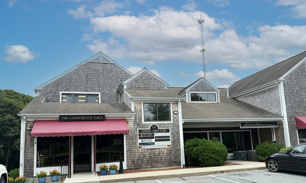 205 Worcester Ct, Falmouth, MA à vendre - Photo du bâtiment - Image 1 de 26