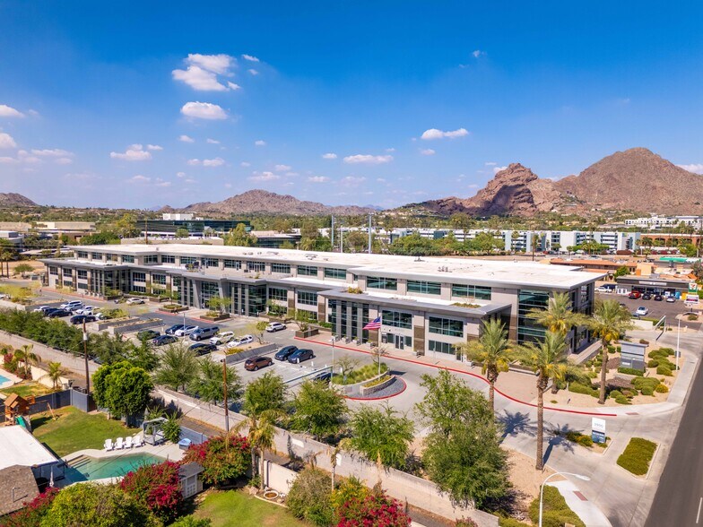 3900 E Camelback Rd, Phoenix, AZ à louer - Aérien - Image 2 de 11