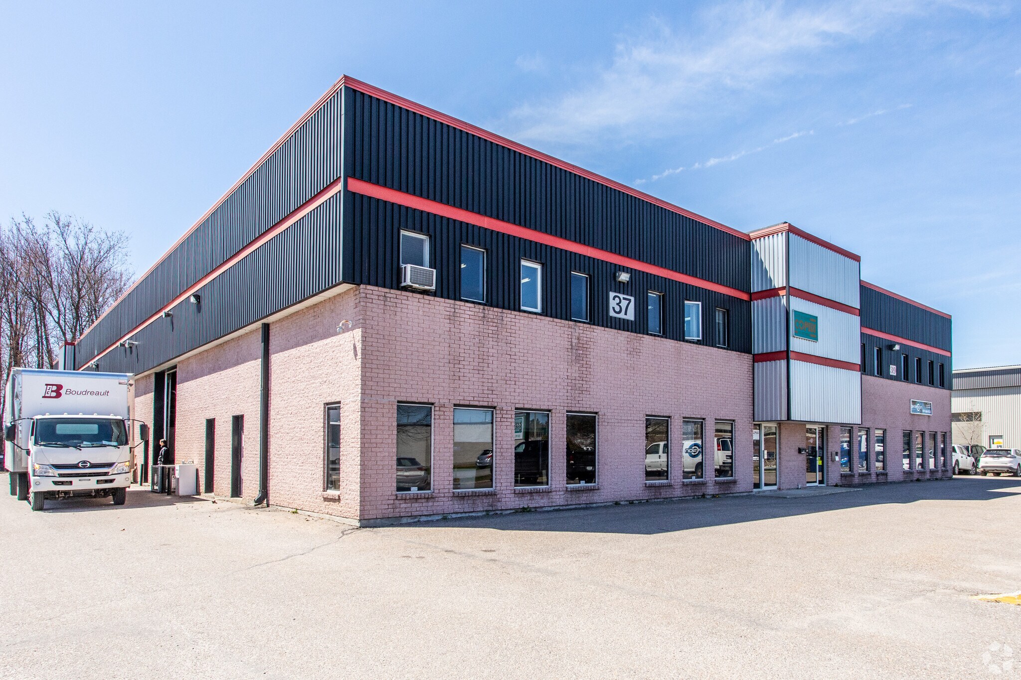 37 Rue de Valcourt, Gatineau, QC for sale Primary Photo- Image 1 of 1