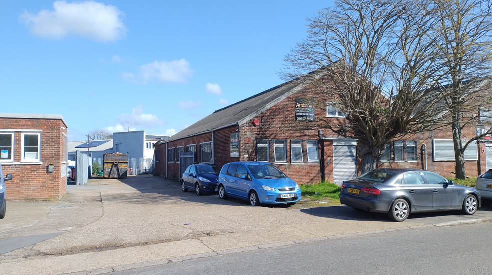 3-7A Woodfield Rd, Welwyn Garden City for lease - Building Photo - Image 1 of 4