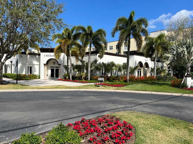 2240 W 1st St, Fort Myers, FL à louer - Photo du bâtiment - Image 2 de 7