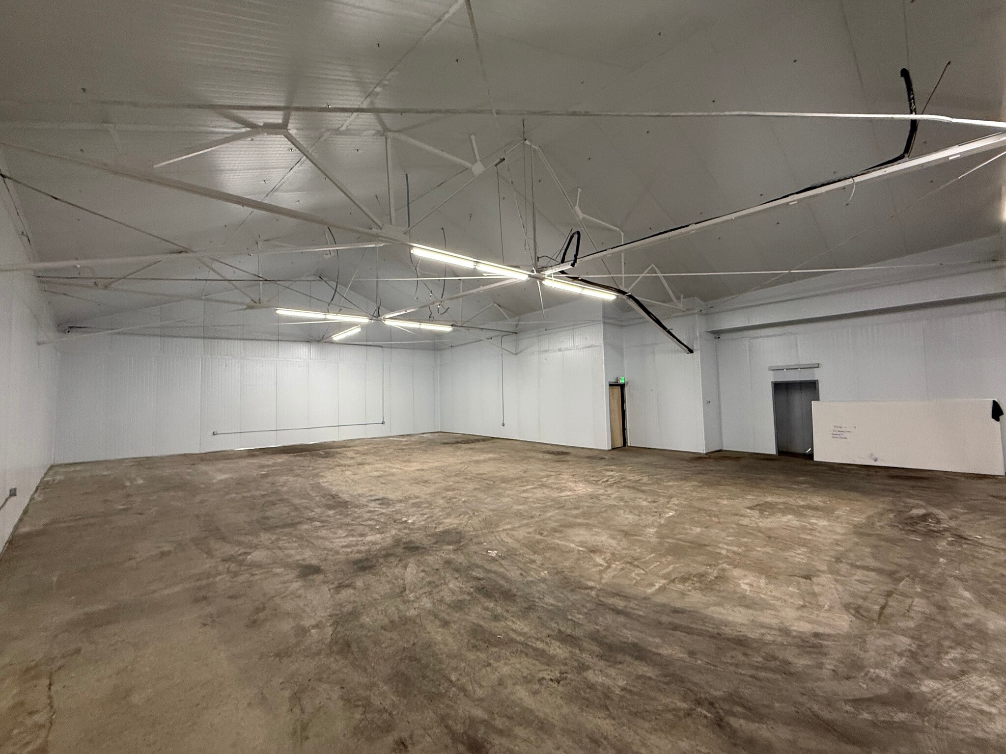 10857 Drury Ln, Lynwood, CA for lease Interior Photo- Image 1 of 9