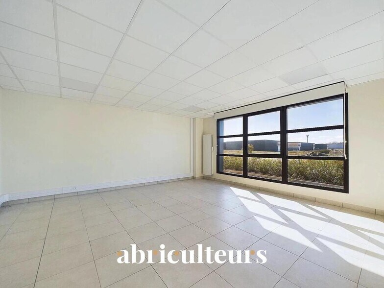 Flex in Gellainville for lease - Interior Photo - Image 2 of 11