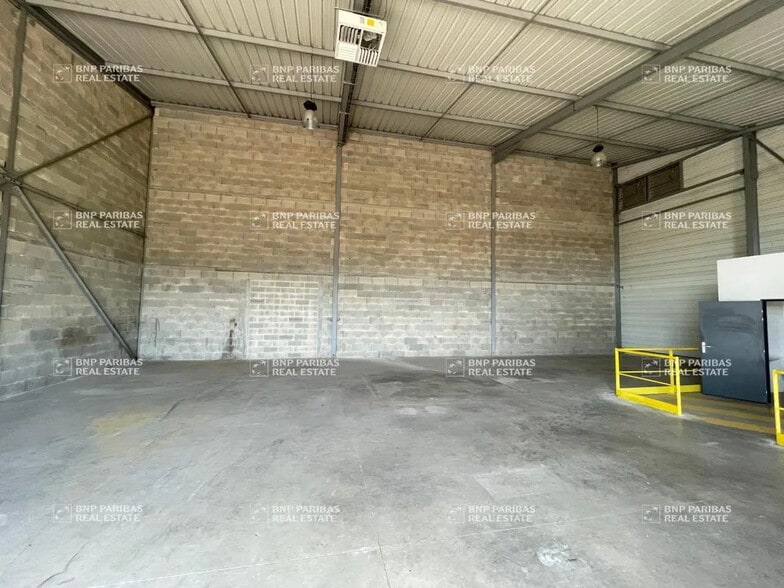 Flex in Levernois for lease - Interior Photo - Image 3 of 9