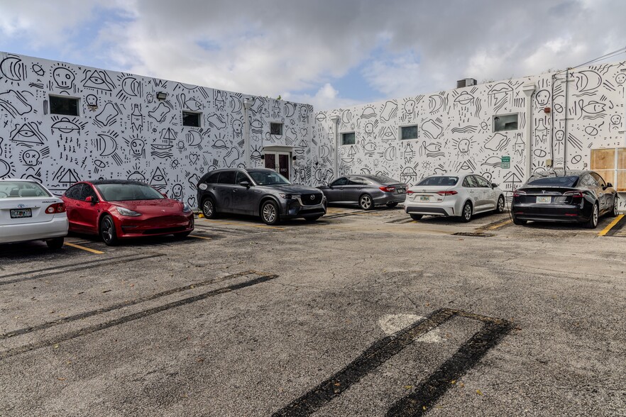 350-360 NE 60th St, Miami, FL for lease - Building Photo - Image 2 of 18