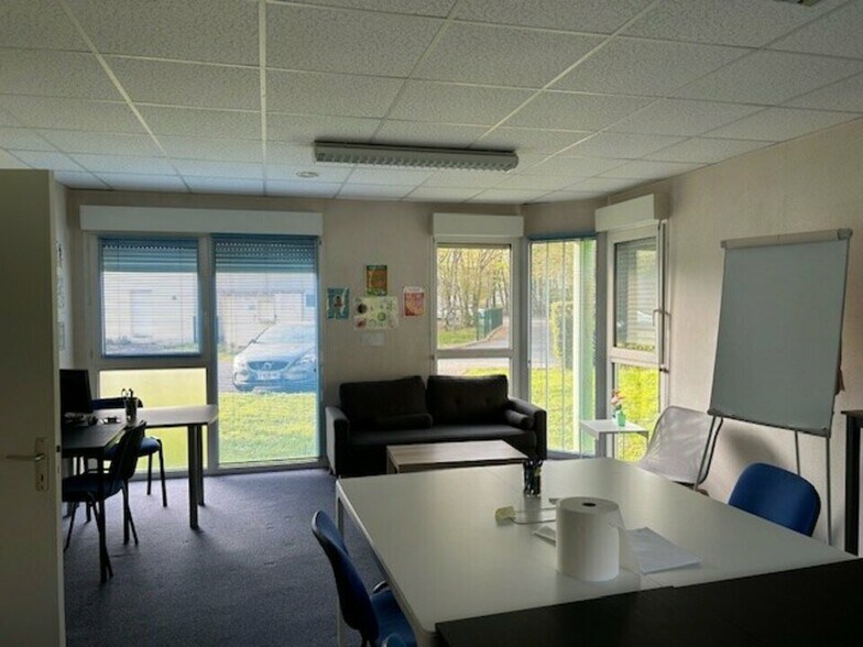 1 Mail De La Papoterie, Chambray-lès-Tours for lease - Interior Photo - Image 3 of 6