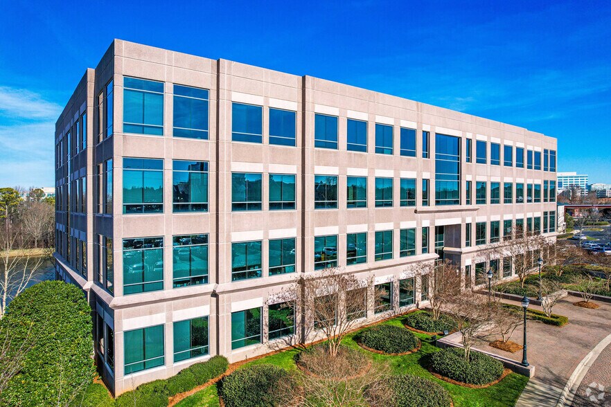 15720 Brixham Hill Ave, Charlotte, NC à louer - Photo du bâtiment - Image 1 de 11