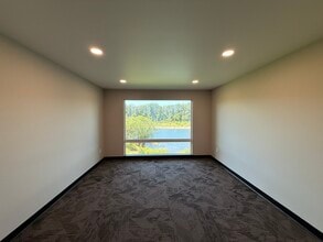 2111 NE Front St, Salem, OR for lease Interior Photo- Image 2 of 5