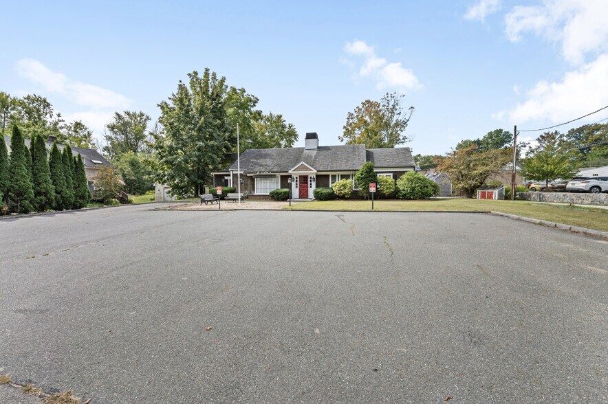 11 Maple St, West Newbury, MA à vendre - Photo du bâtiment - Image 2 de 22