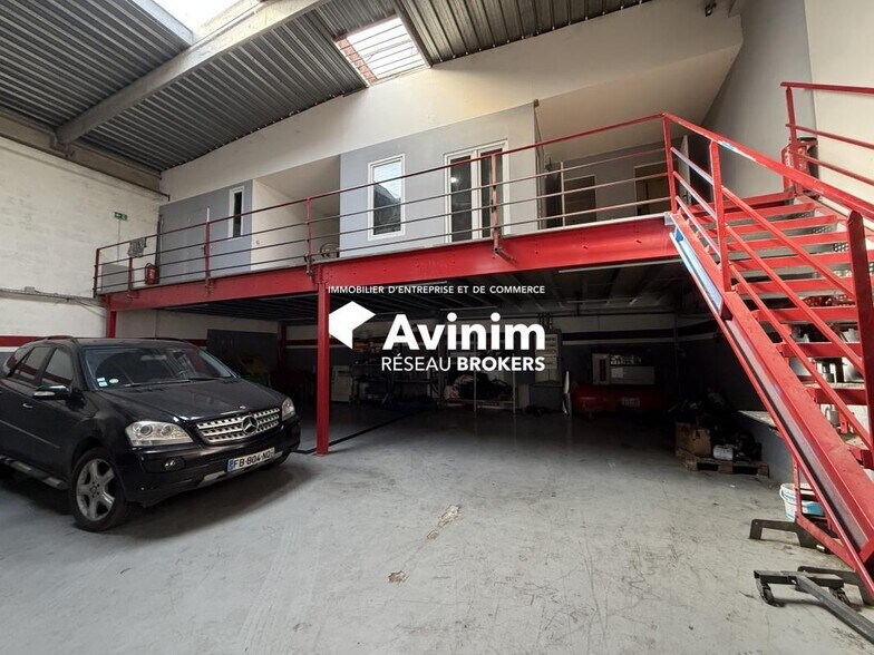 Retail in Eragny for lease - Interior Photo - Image 1 of 6