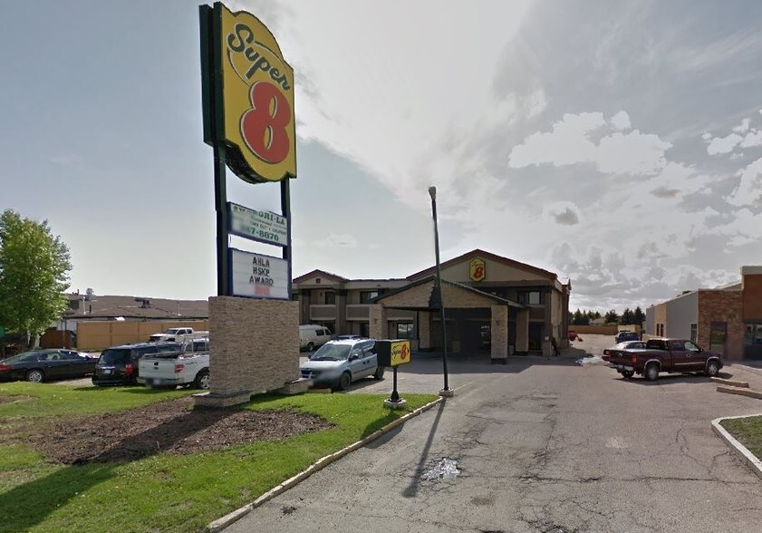 7474 Gaetz Ave, Red Deer, AB à vendre - Photo principale - Image 1 de 1