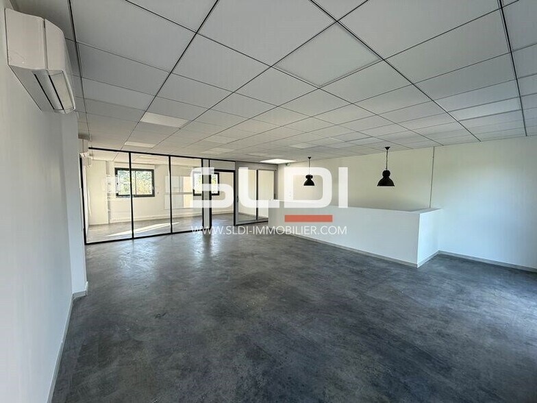 Flex in Saint-Laurent-de-Mure for sale - Interior Photo - Image 3 of 12