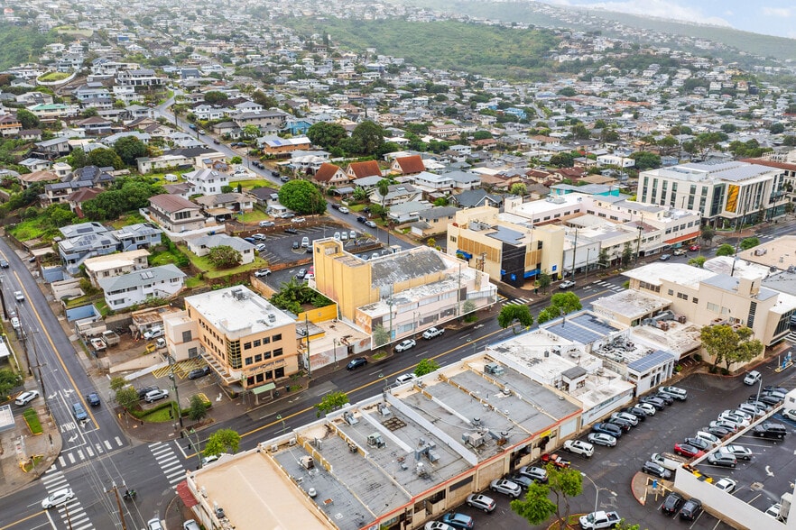 3588 Waialae Ave, Honolulu, HI à vendre - Aérien - Image 2 de 3