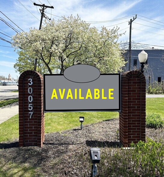 30057 W 8 Mile Rd, Livonia, MI à louer - Photo du bâtiment - Image 2 de 3
