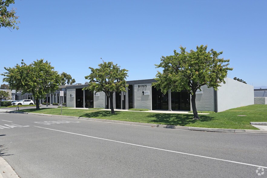 17875 Sky Park Cir, Irvine, CA à louer - Photo du bâtiment - Image 2 de 11