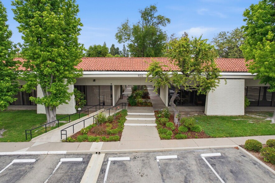 950 Hampshire Rd, Westlake Village, CA à vendre - Photo du bâtiment - Image 2 de 8