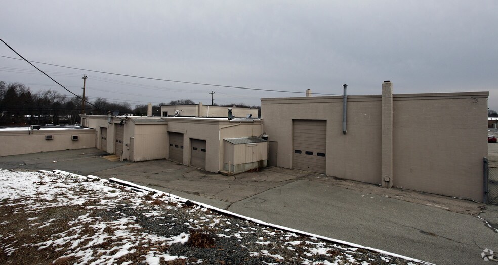 225 Cowesett Ave, West Warwick, RI à louer - Photo du bâtiment - Image 3 de 5