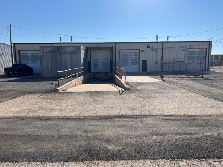 7010-7020 Cedar Ave, Lubbock, TX for lease - Building Photo - Image 2 of 3