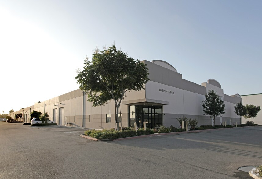 16882 S Main St, Gardena, CA à louer - Photo du bâtiment - Image 3 de 28