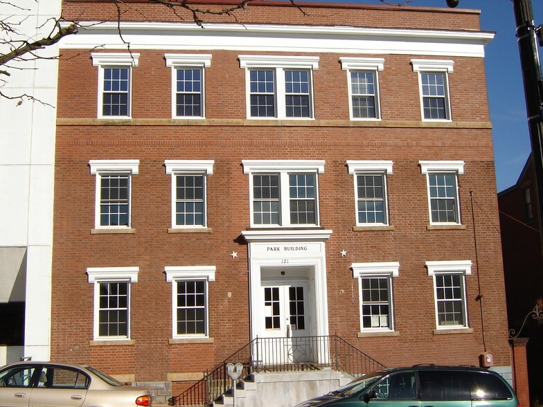 121 N Main St, Greensburg, PA à louer - Photo du bâtiment - Image 3 de 6