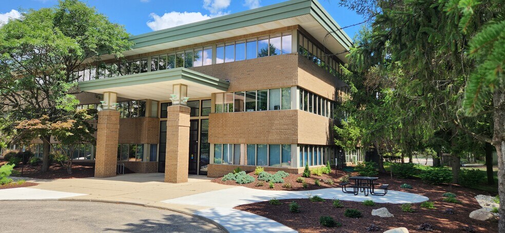 4572 S Hagadorn Rd, East Lansing, MI for lease - Building Photo - Image 1 of 4