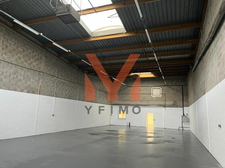 Flex in Coignières for lease - Interior Photo - Image 2 of 5