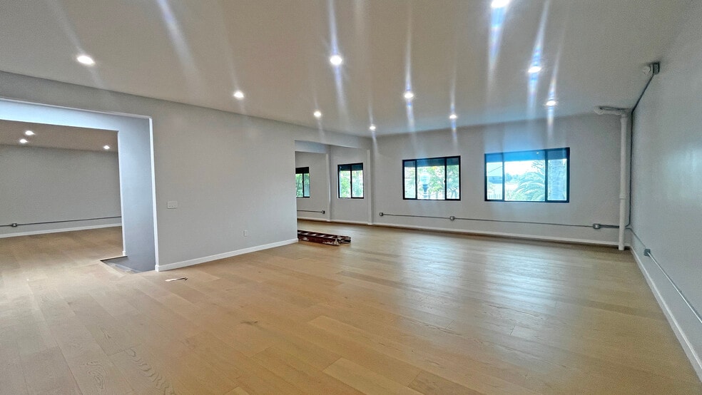 671-677 E Main St, Ventura, CA for lease - Interior Photo - Image 2 of 7