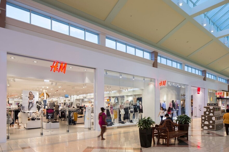 11401 Pines Blvd, Pembroke Pines, FL à louer - Photo du bâtiment - Image 2 de 6