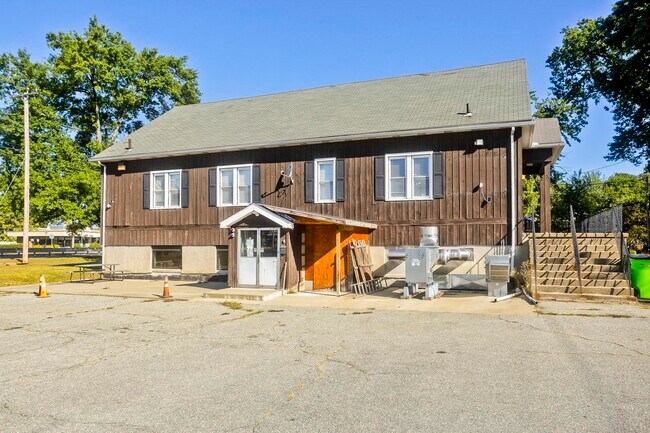 Plus de détails pour 52 Gladdu Ave, Chicopee, MA - Commerce de détail à vendre