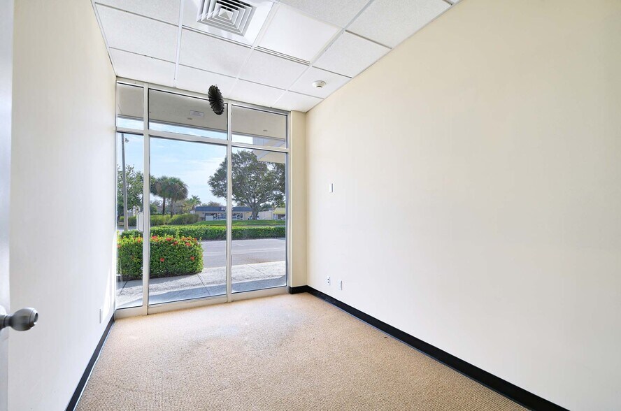 3411 Tamiami Trl N, Naples, FL à vendre - Photo intérieure - Image 3 de 29