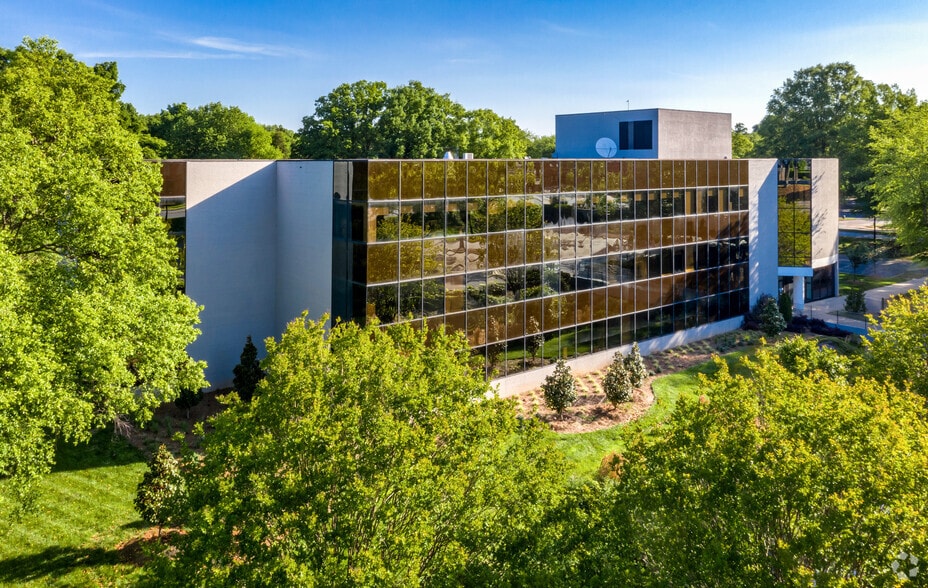 5600 77 Center Dr, Charlotte, NC for lease - Building Photo - Image 2 of 15